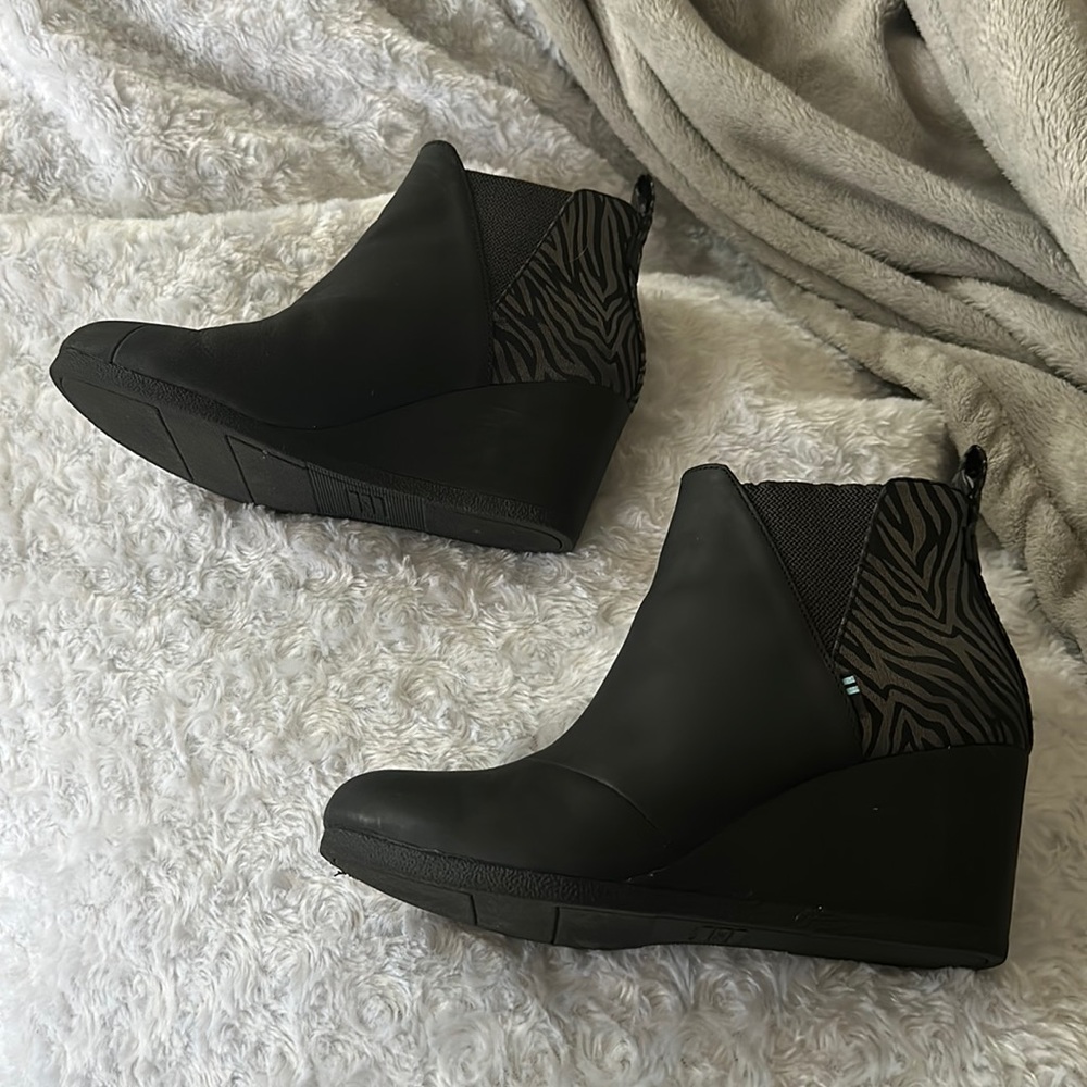 Toms zebra Kelsey wedge bootie 6.5